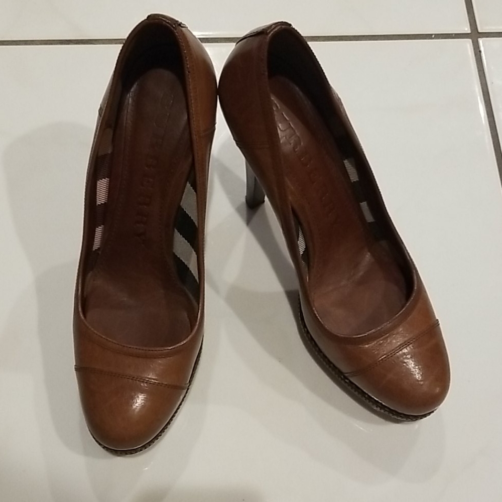 BURBERRY BROWN PUMPS